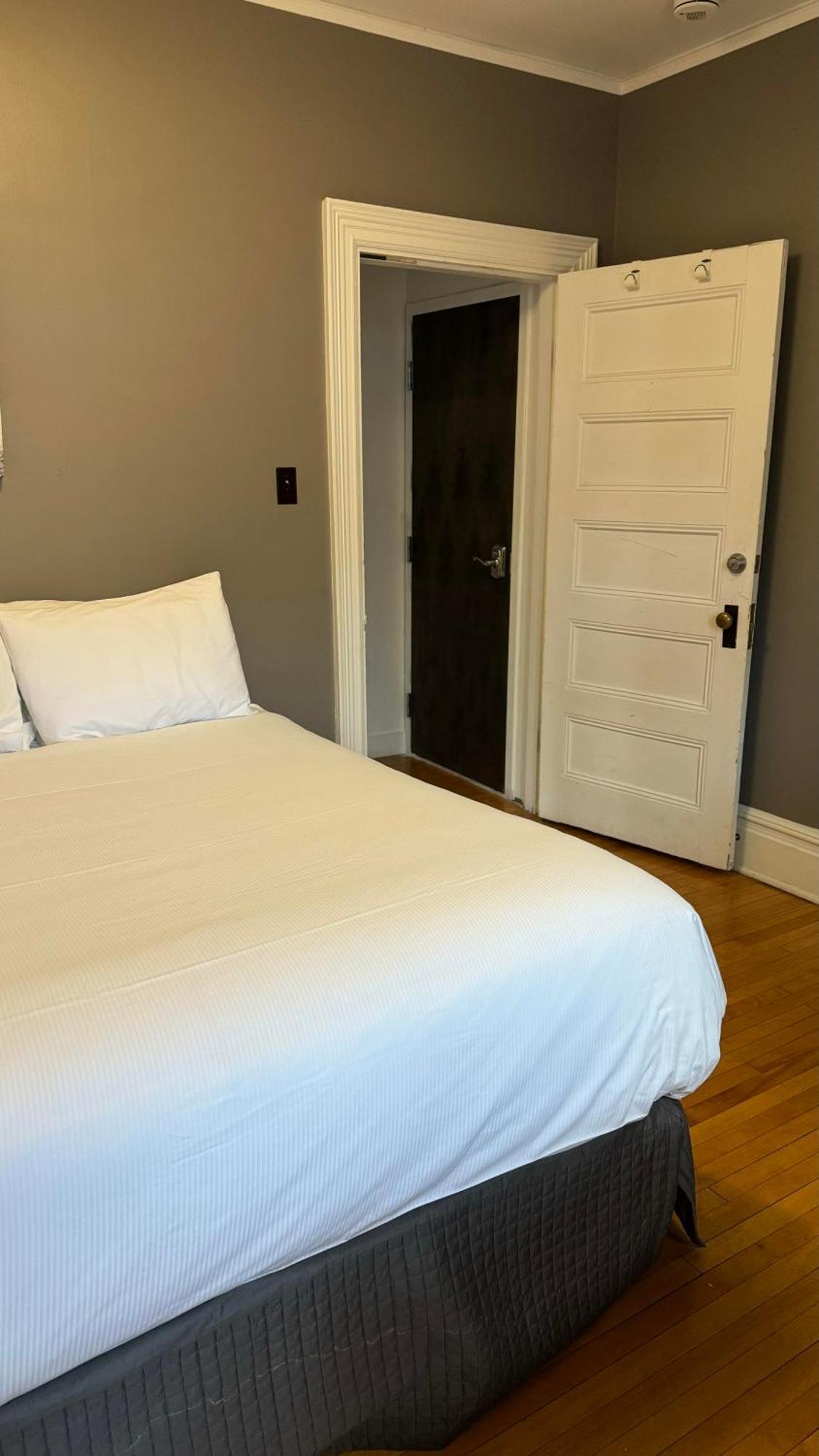 E-Hotel Des Grisons Квебек Экстерьер фото